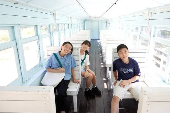 하얀색 나무 의자가 빽빽하게 들어서 있는 게 인상적인 협궤열차.