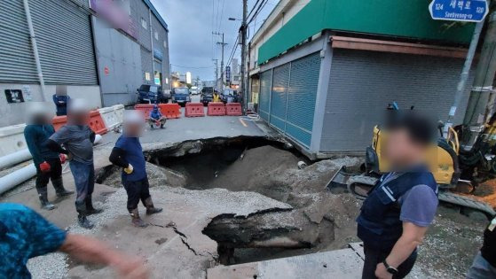 지난달 20일 부산 사상구 감전동 새벽시장 인근 공사 현장 부근에서 대형 싱크홀이 발생했다.   해당 공사장은 부산교통공사가 발주한 사상~하단선 건설 현장으로 알려졌다.   싱크홀은 지름 약 5ｍ, 깊이 약 3ｍ로 확인됐다. 사진 연합뉴스