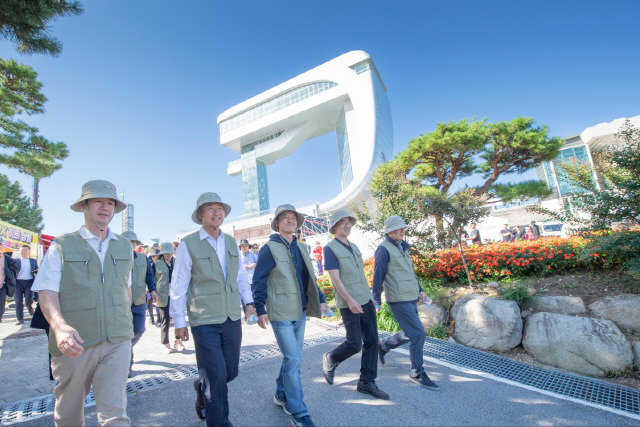 ▲ 문화체육관광부가 주최하고 한국관광공사가 주관한 ‘코리아둘레길 전구간 개통식 및 글로벌 비전 선포식’이 23일 용호성 문화체육관광부 제1차관, 함명준 고성군수, 서영충 한국관광공사 사장직무대리 등 정부·지자체·단체 관계자를 비롯한, 외국인 원정대, 걷기동호회, 코리아둘레길 지킴이 등 200여명이 참석한 가운데 강원 고성군 통일전망타워 앞 광장에서 열려 통일전망대→DMZ박물관→제진검문소까지 함께 걸으며 코둘 전구간 개통을 축하했다. 고성 통일전망대~제진검문소 구간 걷기체험 모습. 고성군청 제공