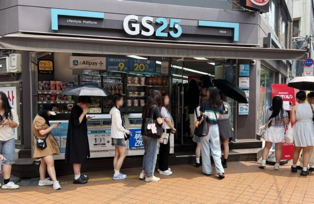 K팝 앨범을 사려고 줄 선 외국인 고객들/사진=GS25