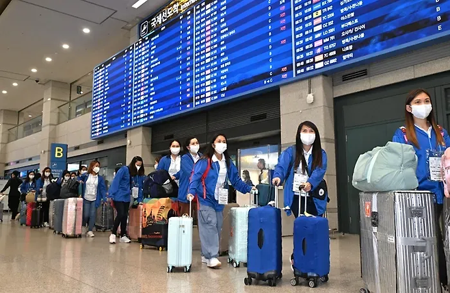 외국인 가사관리사 시범사업에 참여할 필리핀 노동자들이 지난달 6일 인천국제공항을 통해 입국하고 있다. 서울시 제공