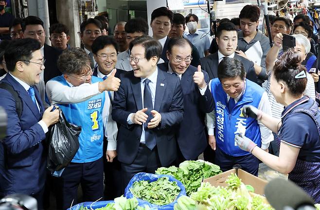 23일 낮 전남 영광군 영광터미널시장에서 이재명 더불어민주당 대표가 상인들과 인사를 나누고 있다. 연합뉴스