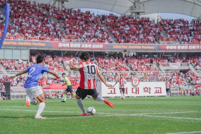 Yonsei and Korea University players during a football match held in 2023. [KOREA UNIVERSITY]