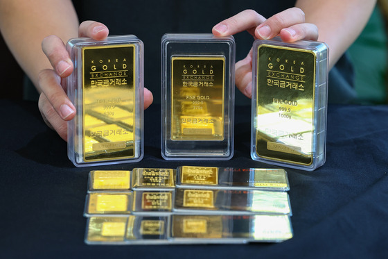 Gold bars are displayed at the Korea Gold Exchange headquarters in Jongno District, central Seoul, on Monday. [YONHAP]