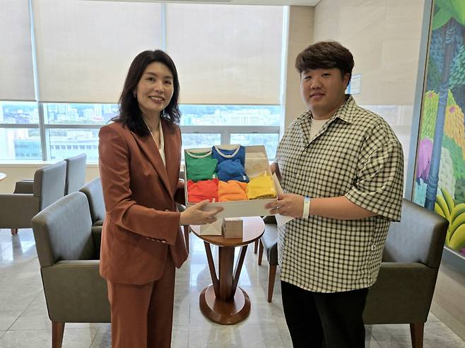 윤석열 대통령 축하 편지·선물 전달하는 유혜미 저출생수석. 사진=연합뉴스 