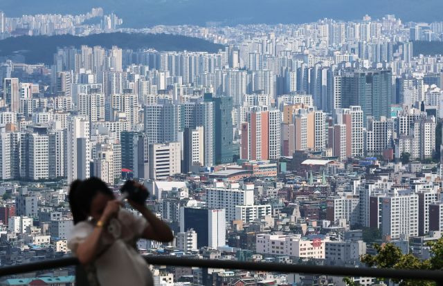 지난 16일 서울 남산에서 바라본 서울 시내 아파트 단지 모습. 연합뉴스