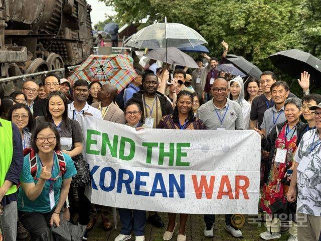 지난 20일 경기도 파주 임진각 독개다리 앞에서 ‘프리로잔 컨설테이션’ 참가자들이 한반도 전쟁 종식을 기원하며 기념 촬영을 하는 모습.