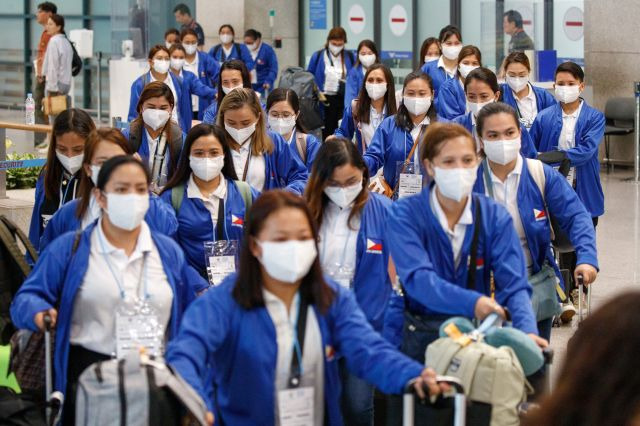 서울시의 '외국인 가사관리사 시범사업'에 참여하는 필리핀 가사관리사들이 지난달 6일 오전 인천국제공항을 통해 입국하고 있다. 공항사진기자단