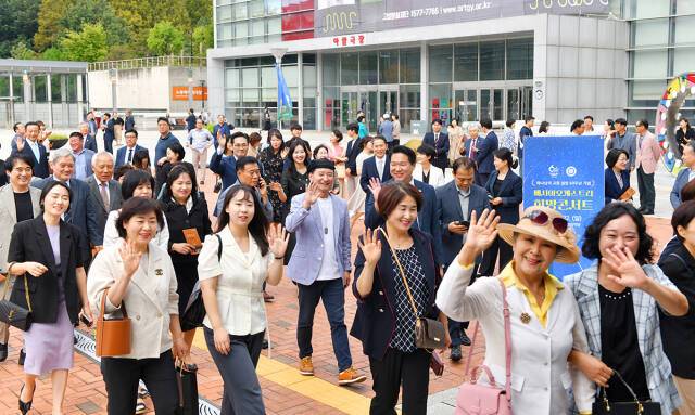 지난 22일 열린 하나님의교회 세계복음선교협회 설립 60주년 기념 ‘메시아오케스트라 희망콘서트’에 참여한 관람객들이 인사를 하고 있다. 하나님의 교회 제공