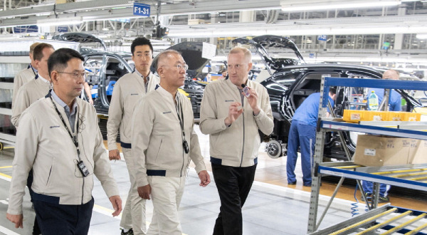 On the 19th (local time), Hyundai Motor Group Chairman Euisun Chung inspected the production line at Hyundai Motor Manufacturing Czech with employees. (Hyundai Motor Group)