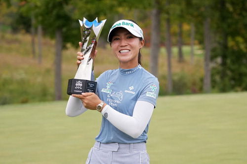 리디아 고가 23일 열린 LPGA 투어 크로거 퀸 시티 챔피언십 우승 트로피를 들어 올리며 환하게 웃고 있다.  AFP연합뉴스