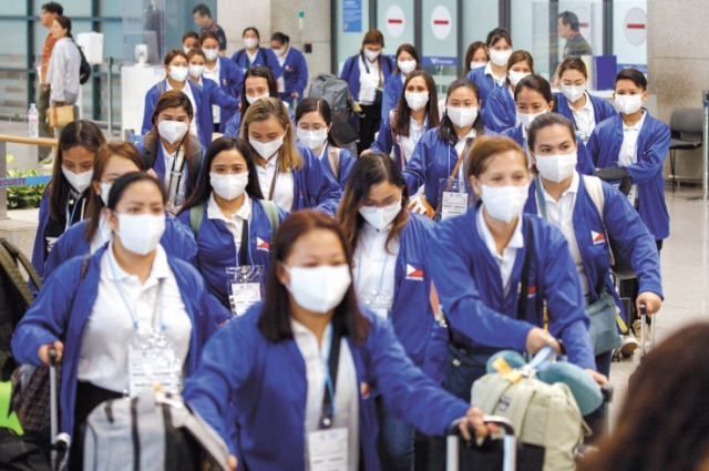 외국인 가사관리사 시범사업에 참여하는 필리핀 가사관리사들이 인천국제공항을 통해 입국하는 모습 [공항사진기자단]