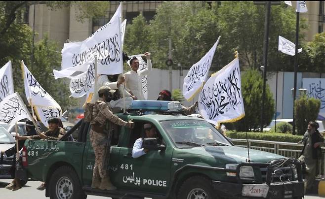 [카불=AP/뉴시스] 탈레반 전사들이 지난달 14일 미군 철수 3주년을 축하하며 경찰차를 타고 시내에서 환호성을 지르고 있다. 2024.09.23.  *재판매 및 DB 금지