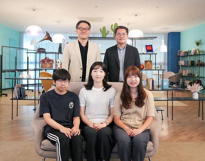 [울산=뉴시스] UNIST 연구진. 사진 윗줄 왼쪽부터 시계방향으로 권태혁 교수, 최원영 교수, 김지연 연구원, 황은혜 연구원(1저자), 김민석 연구원. *재판매 및 DB 금지