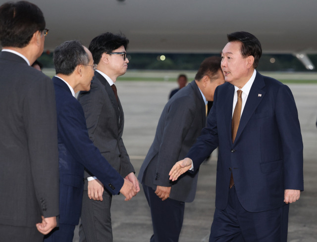 ▲윤석열 대통령이 22일 성남 서울공항에서 체코 공식 방문을 마치고 귀국하며 마중 나온 국민의힘 한동훈 대표, 추경호 원내대표 등과 차례로 인사하고 있다. ⓒ연합뉴스