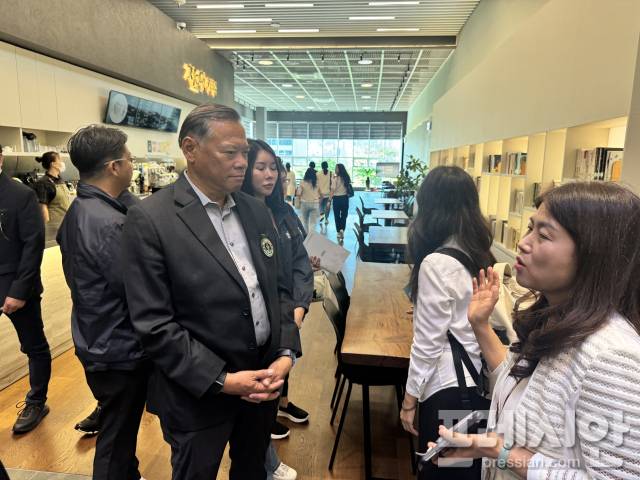 ▲23일 경기도교육청 북부청사를 방문한 태국 교육사절단이 경기교육청의 특수교육정책을 살피고 있다. ⓒ경기도교육청