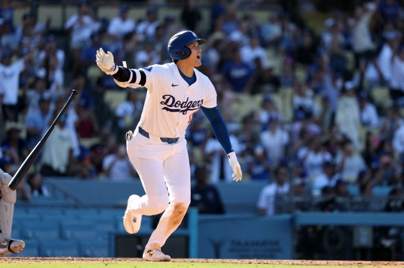 BASEBALL-MLB-LAD-COL/ - Sep 22, 2024; Los Angeles, California, USA;  Los Angeles Dodgers designated hitter Shohei Ohtani (17) hits a home run during the ninth inning against the Colorado Rockies at Dodger Stadium. Mandatory Credit: Kiyoshi Mio-Imagn Images    <Copyright (c) Yonhap News Agency prohibits its content from being redistributed or reprinted without consent, and forbids the content from being learned and used by artificial intelligence systems.>