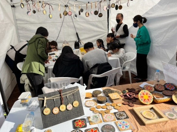 지난해 서울 종로구 ‘북촌공방축제’의 전통 공예 체험 부스.   종로구 제공