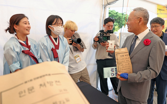 유인촌 문화체육부 장관이 22일 서울 용산구 국립중앙박물관 광장에서 열린 ‘제1회 인문문화축제’에 참석해 부스를 둘러보고 있다. 사진 제공=문체부