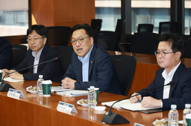 김병환(왼쪽 두 번째) 금융위원장이 23일 서울 중구 한국금융연구원에서 열린 경제·금융연구기관장 간담회에서 발언하고 있다. 사진제공=금융위