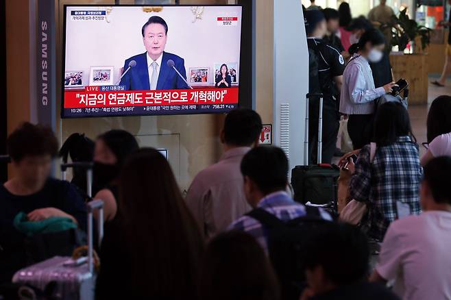 8월29일 국정브리핑에서 연금 개혁 관련 발언을 하는 윤석열 대통령의 모습을 서울역 대합실에서 시민들이 바라보는 모습 ⓒ시사저널 박정훈