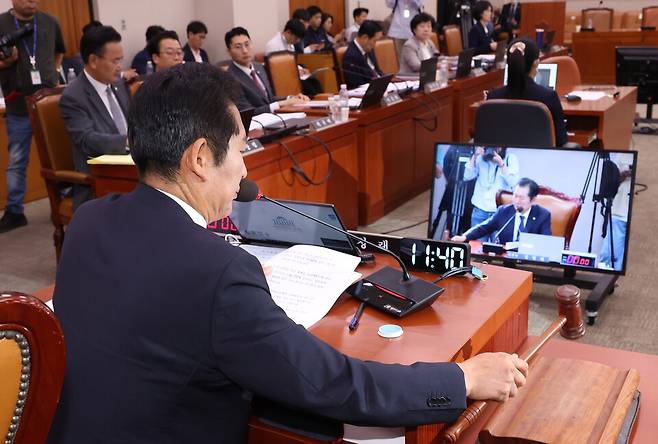 9월23일 국회에서 열린 법제사법위원회에서 정청래 위원장이 의사봉을 두드리고 있다. ⓒ연합뉴스