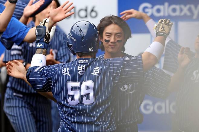 삼성 라이온즈 박병호(왼쪽)가 22일 대구 삼성라이온즈파크에서 펼쳐진 키움 히어로즈와 2024 신한 SOL 뱅크 KBO 리그 홈 경기에서 1회 스리런포를 친 뒤 구자욱과 함께 기쁨을 나누고 있다. /사진=삼성 라이온즈 제공