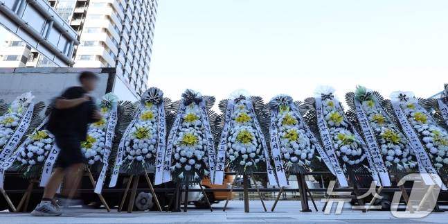 뉴진스 팬덤 연합이 3일간 트럭 및 근조화환 시위에 돌입한다. 사진ㅣ뉴스1