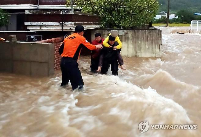 구조되는 여수 시민들 (여수=연합뉴스) 21일 오후 전남 여수시 소라면 한 주택이 침수돼 소방 당국이 주민들을 구조하고 있다. 2024.9.21 [전남소방본부 제공. 재판매 및 DB 금지] daum@yna.co.kr