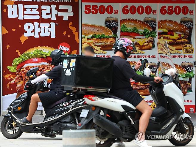 고물가 속 패스트푸드 배달 매출 고성장 (서울=연합뉴스) 김도훈 기자 = 고물가에도 불구하고 올해 상반기 패스트푸드 배달서비스 매출은 20% 이상 증가한 것으로 나타났다. 
    19일 핀테크 기업 핀다의 인공지능(AI) 상권분석 플랫폼 오픈업에 따르면 상반기 전국 외식업 배달서비스(배달+포장) 매출은 전년 동기 대비 약 6.55% 증가한 7조8천717억 원으로 집계됐다. 특히 패스트푸드의 경우 올해 상반기 매출은 1조7천226억으로 집계돼 전년 동기 대비 22.72% 증가한 것으로 나타났다. 
    이날 서울 시내의 한 패스트푸드 매장 앞으로 오토바이 배달기사가 지나가고 있다. 2024.9.19 superdoo82@yna.co.kr