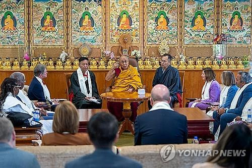 달라이 라마와 미 의회 대표단  [AFP 연합뉴스 자료사진. 재판매 및 DB 금지]