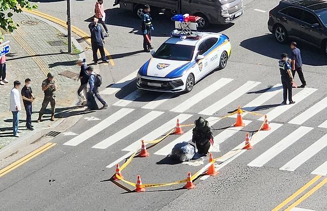 부평구청 인근 도로에 떨어진 북한 쓰레기 풍선 [독자 제공. 재판매 및 DB 금지]