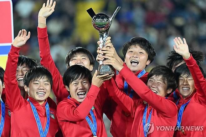 기뻐하는 북한 여자축구 선수들 [AFP=연합뉴스]