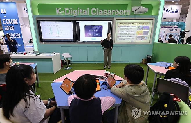 디지털 교실 수업은 이렇게 (서울=연합뉴스) 류효림 기자 = 작년 9월 21일 서울 강남구 삼성동 코엑스에서 열린 2023 에듀테크 코리아 페어에서 디지털 교실 수업을 시연하고 있다. 2023.9.21 ryousanta@yna.co.kr