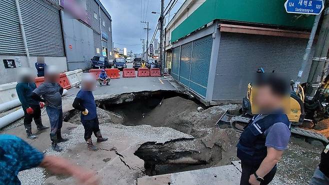 부산 사상구 지하철 공사장 부근서 지름 5ｍ 싱크홀 발생 (부산=연합뉴스) 20일 오후 7시께 부산 사상구 감전동 새벽시장 인근 공사 현장 부근에서 대형 싱크홀.[연합뉴스 자료사진]