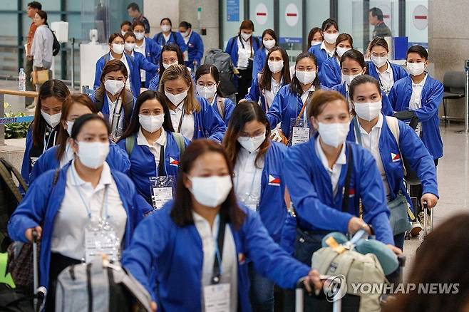 입국하는 필리핀 가사관리사  (서울=연합뉴스) 외국인 가사관리사 시범사업에 참여할 필리핀 노동자들이 6일 인천국제공항을 통해 입국하고 있다. 2024.8.6 [공항사진기자단] photo@yna.co.kr