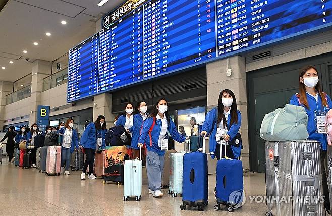 필리핀 가사관리사 인천공항 입국 (서울=연합뉴스) 외국인 가사관리사 시범사업에 참여할 필리핀 노동자들이 6일 인천국제공항을 통해 입국하고 있다. 2024.8.6 [서울시 제공. 재판매 및 DB 금지] photo@yna.co.kr