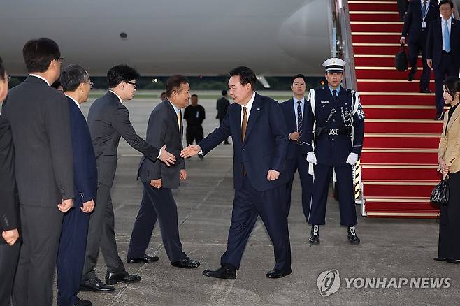 윤석열 대통령, 국민의힘 한동훈 대표와 악수 (성남=연합뉴스) 진성철 기자 = 윤석열 대통령이 22일 성남 서울공항에서 체코 공식 방문을 마치고 귀국하며 마중 나온 국민의힘 한동훈 대표와 악수하고 있다.  2024.9.22 zjin@yna.co.kr