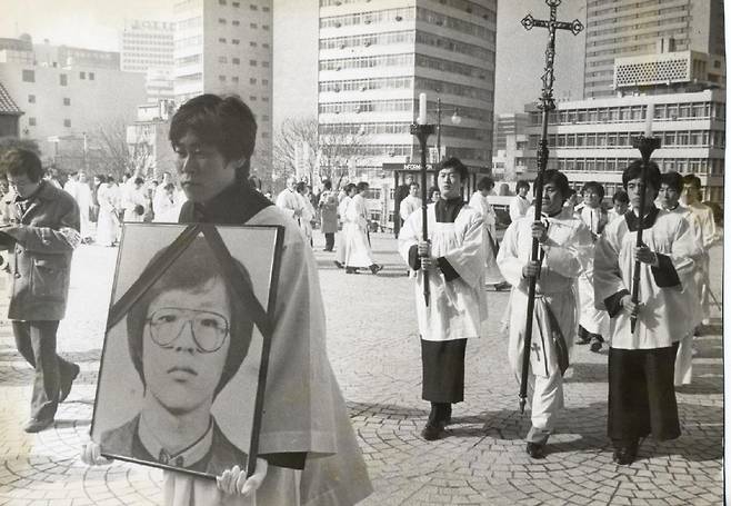 박종철 열사의 사진을 들고 침묵시위하는 사제단(1987.2.7) [천주교정의구현전국사제단 제공. 재판매 및 DB 금지]