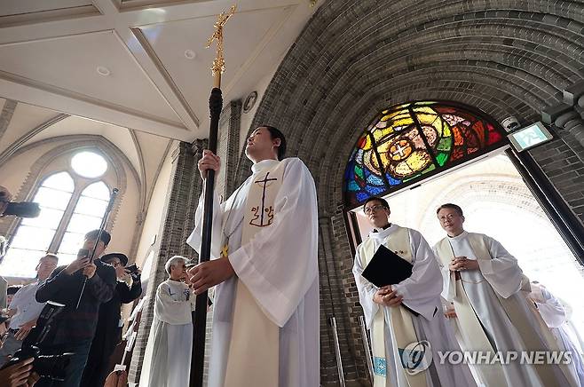 창립 50주년 맞은 천주교정의구현전국사제단 감사 미사 (서울=연합뉴스) 김인철 기자 = 23일 오후 서울 중구 명동대성당에서 열린 천주교정의구현전국사제단 창립 50주년 감사 미사에서 사제단이 입장하고 있다. 2024.9.23 yatoya@yna.co.kr