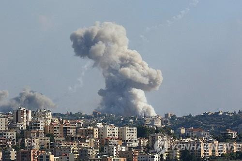 이스라엘군 공습으로 연기 피어오르는 레바논 남부 자이타 마을 [AFP=연합뉴스]