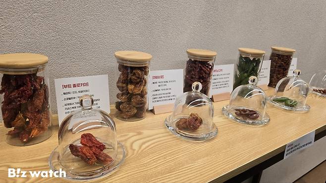 더미식 장인라면 맵싸한 맛에 들어가는 고추 5종 / 사진=김지우 기자 zuzu@