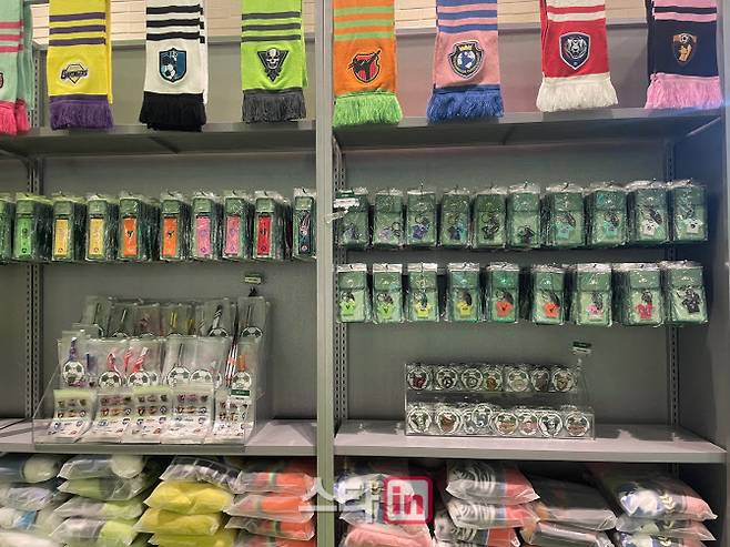 ‘골때녀’X폴햄 팝업스토어에서 판매되는 굿즈.