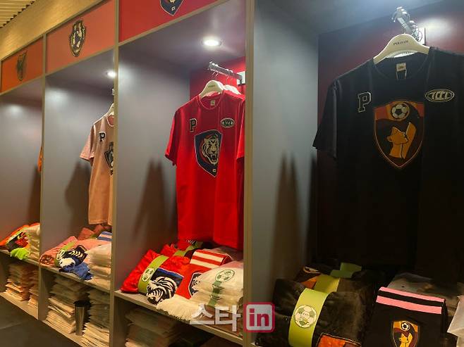 ‘골때녀’X폴햄 팝업스토어에 장식된 라커룸.