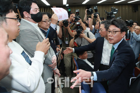 [이데일리 노진환 기자] 민주당 정책 디베이트: ‘행복하고 정의로운 대한민국, 금융투자소득세 시행은 어떻게?’ 정책의총이 24일 서울 여의도 국회에서 열렸다. 진성준(오른쪽) 더불어민주당 정책위의장이 토론회 참관을 요구하는 정의정 한국주식투자자연합회 대표 등 개인투자자들과 대화하고 있다.