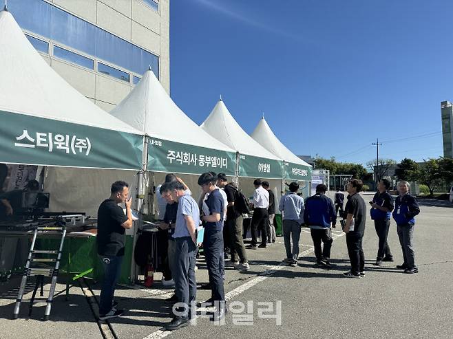 24일 경기 평택 KG모빌리티 본사에에서 열린 ‘2024 미래 모빌리티 테크쇼’에서 KGM 임직원 및 부품기업 관계자들이 전시 부스를 방문해 제품에 대해 질문하고 있다. (사진=공지유 기자)