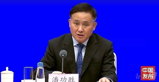 판궁성 중국 인민은행장이 24일 기자회견을 하고 있다.