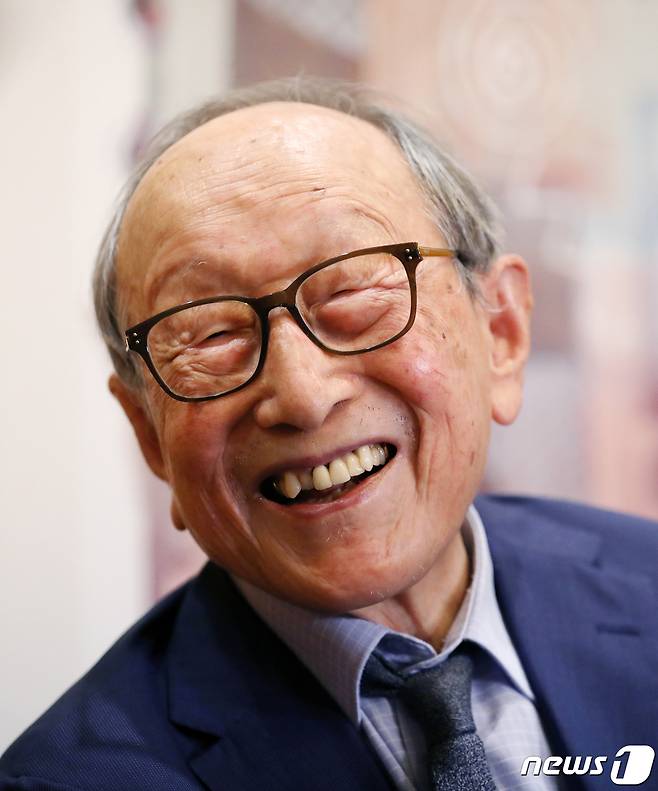 김형석 연세대 명예교수는 이번 신간에서 "100년은 긴 세월이었다"며 "때로는 그 사랑이 무거운 짐이기도 했으나 더 넘치는 사랑이 있었기에 행복했다"고 말한다. 뉴스1 ⓒ News1 김진환 기자