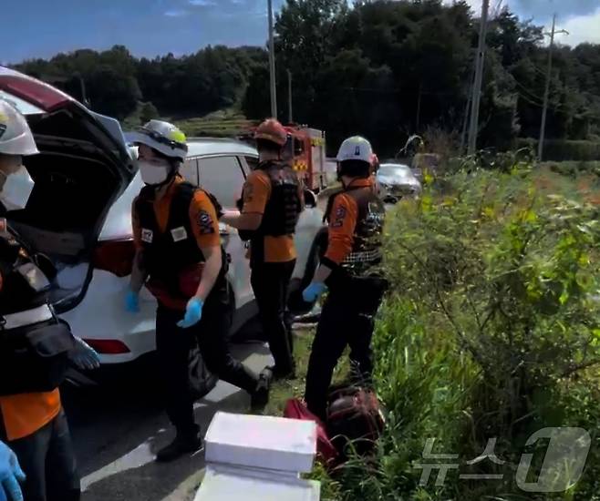 24일 오전 11시 40분께 전북 순창군 적성면 한 도로에서 산타페 차량과 오토바이가 부딪히는 사고가 발생했다.(전북 소방 제공)/뉴스1