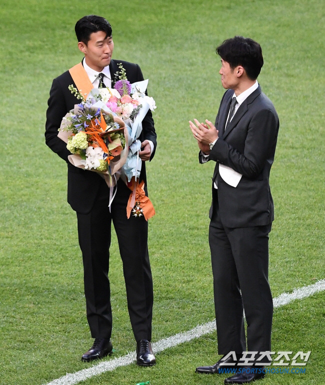 대한민국 축구 대표팀과 브라질의 평가전이 2일 서울월드컵경기장에서 열린다. 윤석열 대통령이 잉글랜드 프로축구 프리미어리그(EPL)에서 23골을 기록하며 아시아 선수 최초로 득점왕을 차지한 손흥민에게 체육훈장 최고등급인 청룡장을 수여하고 있다.. 상암=박재만 기자 pjm@sportschosun.com/2022.06.02/